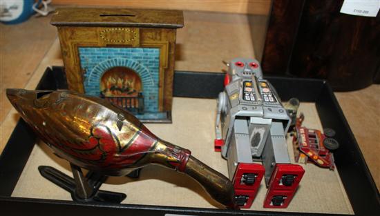 3 tin plate toys & coach(-)